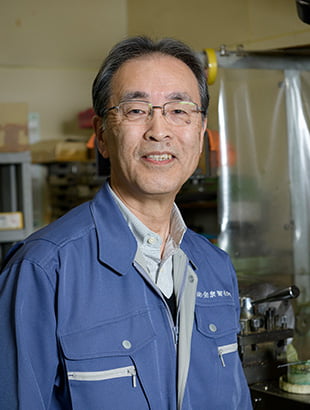 代表取締役　岡本 己知男