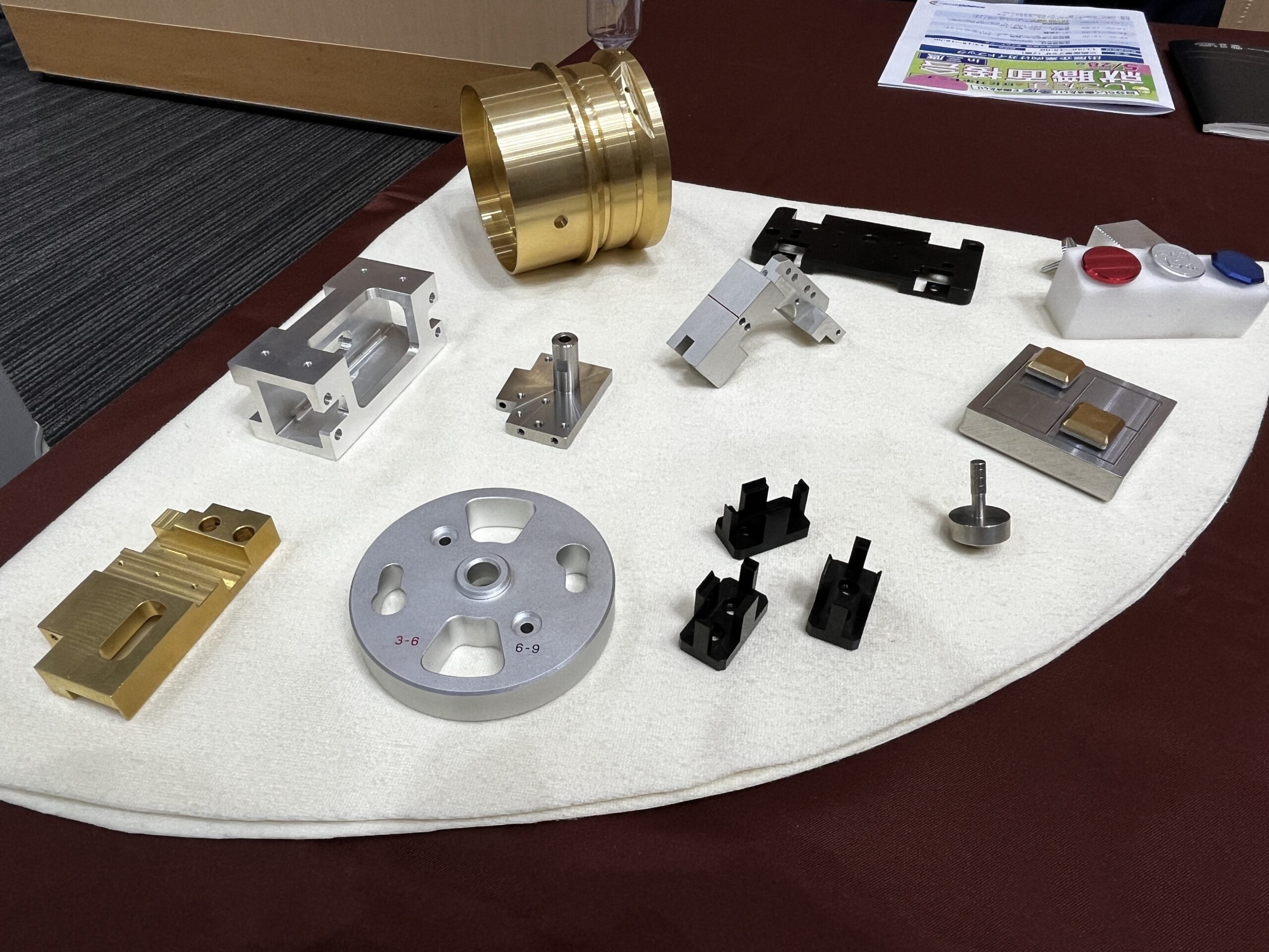 宝泉製作所が製造する高精度金属部品のサンプル